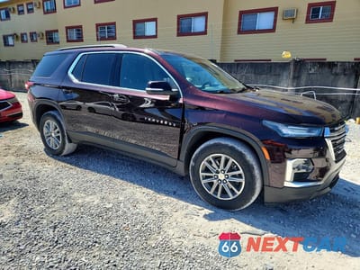 Czwarte zdjęcie samochodu z boku: 2023 CHEVROLET TRAVERSE LT VIN:1GNERGKW6PJ118829 - miniatura