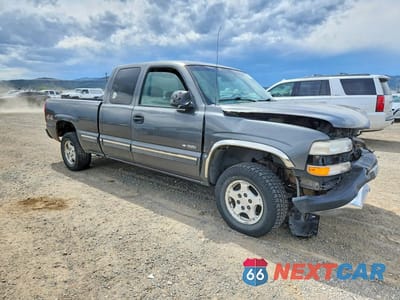 Czwarte zdjęcie samochodu z boku: 1999 CHEVROLET SILVERADO K1500 VIN:1GCEK19V9XE109820 - miniatura