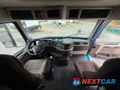 Zdjęcie 9 z 10 samochodu: 2013 VOLVO VNM VIN:4V4MC9EH9DN566408 - miniatura