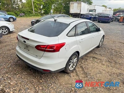 Czwarte zdjęcie samochodu z boku: 2016 FORD FOCUS SE VIN:1FADP3F25GL264210 - miniatura