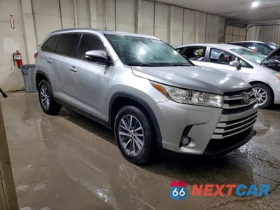 Czwarte zdjęcie samochodu z boku: 2019 TOYOTA HIGHLANDER XLE VIN:5TDKZRFH5KS346206 - miniatura