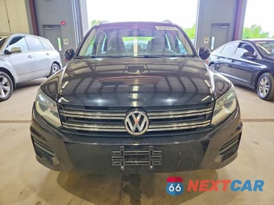 Piąte zdjęcie samochodu w środku: 2017 VOLKSWAGEN TIGUAN S VIN:WVGBV7AXXHK000324 - miniatura