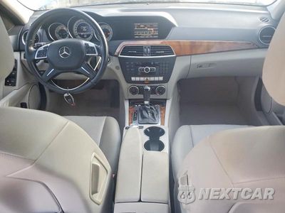 Zdjęcie 8 z 13 samochodu: 2013 MERCEDES-BENZ C 250 VIN:WDDGF4HB6DR264664 - miniatura