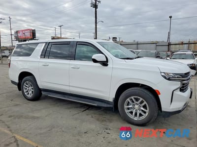 Czwarte zdjęcie samochodu z boku: 2023 CHEVROLET SUBURBAN K1500 LT VIN:1GNSKCKD9PR212395 - miniatura
