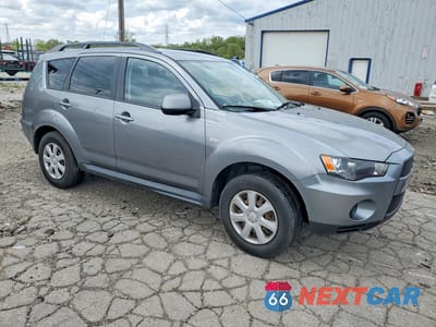 Czwarte zdjęcie samochodu z boku: 2013 MITSUBISHI OUTLANDER ES VIN:JA4AS2AW8DU004576 - miniatura