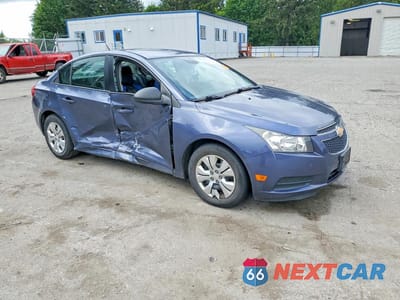 Czwarte zdjęcie samochodu z boku: 2013 CHEVROLET CRUZE LS VIN:1G1PA5SG5D7260340 - miniatura
