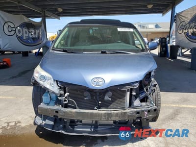 Piąte zdjęcie samochodu w środku: 2016 TOYOTA SIENNA XLE 8-PASSENGER VIN:5TDYK3DCXGS762052 - miniatura