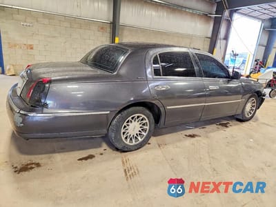 Trzecie zdjęcie samochodu z tyłu: 2000 LINCOLN TOWN CAR SIGNATURE VIN:1LNHM82W8YY857876 - miniatura