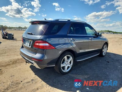 Trzecie zdjęcie samochodu z tyłu: 2015 MERCEDES-BENZ ML 400 4MATIC VIN:4JGDA5GB2FA496534 - miniatura