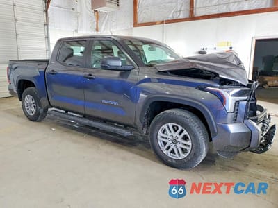Czwarte zdjęcie samochodu z boku: 2026 TOYOTA TUNDRA SR5 VIN:5TFLA5DB7TX336579 - miniatura