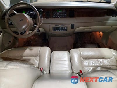 Zdjęcie 8 z 12 samochodu: 2000 LINCOLN TOWN CAR EXECUTIVE VIN:1LNHM81W2YY894293 - miniatura