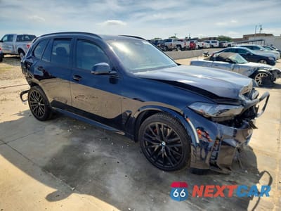 Czwarte zdjęcie samochodu z boku: 2025 BMW X5 XDRIVE40I VIN:5UX23EU06S9X78873 - miniatura
