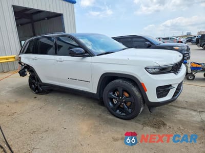 Czwarte zdjęcie samochodu z boku: 2025 JEEP GRAND CHEROKEE LAREDO VIN:1C4RJGAG7SC334519 - miniatura