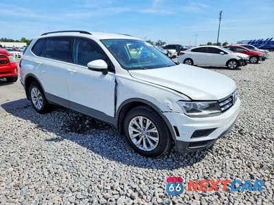 Czwarte zdjęcie samochodu z boku: 2020 VOLKSWAGEN TIGUAN S VIN:3VV1B7AX5LM105400 - miniatura