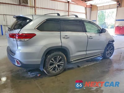 Trzecie zdjęcie samochodu z tyłu: 2018 TOYOTA HIGHLANDER LE VIN:5TDBZRFH6JS497828 - miniatura