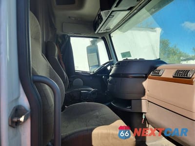 Zdjęcie 6 z 10 samochodu: 2015 VOLVO VNL SEMI TRUCK VIN:4V4NC9EH0FN919366 - miniatura