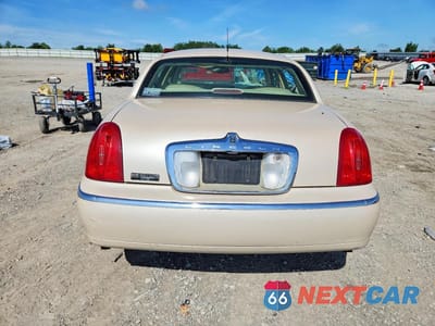 Zdjęcie 6 z 12 samochodu: 2000 LINCOLN TOWN CAR VIN:1LNHM83W0YY938434 - miniatura