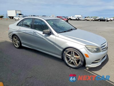 Czwarte zdjęcie samochodu z boku: 2011 MERCEDES-BENZ C 300 VIN:WDDGF5EB8BR154223 - miniatura