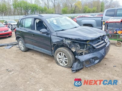 Czwarte zdjęcie samochodu z boku: 2017 VOLKSWAGEN TIGUAN S VIN:WVGAV7AX4HK000203 - miniatura