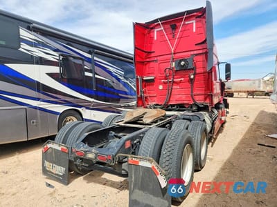 Czwarte zdjęcie samochodu z boku: 2016 VOLVO VNL SEMI TRUCK VIN:4V4NC9EG0GN191024 - miniatura