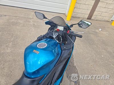 Piąte zdjęcie samochodu w środku: 2021 YAMAHA YZFR3 A VIN:MH3RH18Y0MK006554 - miniatura