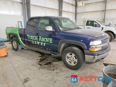 Czwarte zdjęcie samochodu z boku: 2002 CHEVROLET SILVERADO K1500 VIN:2GCEK19T621256380 - miniatura