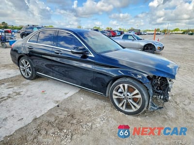 Czwarte zdjęcie samochodu z boku: 2018 MERCEDES-BENZ C 300 VIN:55SWF4JB6JU268407 - miniatura
