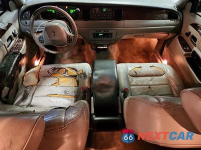 Zdjęcie 8 z 12 samochodu: 2000 LINCOLN TOWN CAR SIGNATURE VIN:1LNHM82W8YY857876 - miniatura