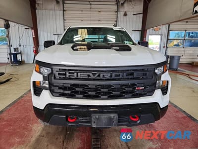 Piąte zdjęcie samochodu w środku: 2025 CHEVROLET SILVERADO K1500 TRAIL BOSS CUSTOM VIN:3GCUKCED5SG152413 - miniatura