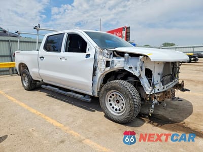 Czwarte zdjęcie samochodu z boku: 2023 CHEVROLET SILVERADO K1500 VIN:1GCPDAEK9PZ210699 - miniatura