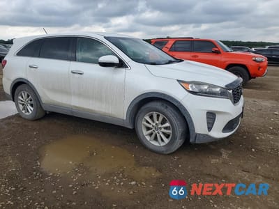 Czwarte zdjęcie samochodu z boku: 2019 KIA SORENTO LX V6 VIN:5XYPG4A58KG440914 - miniatura