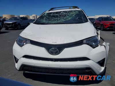 Piąte zdjęcie samochodu w środku: 2018 TOYOTA RAV4 SE VIN:JTMNFREV2JJ198363 - miniatura