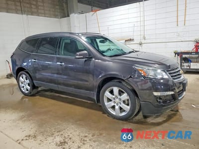 Czwarte zdjęcie samochodu z boku: 2017 CHEVROLET TRAVERSE LT VIN:1GNKVGKDXHJ220732 - miniatura