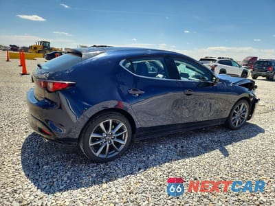 Trzecie zdjęcie samochodu z tyłu: 2022 MAZDA 3 SELECT VIN:JM1BPAKL1N1512286 - miniatura