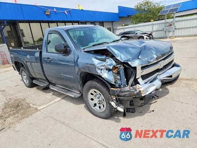 Czwarte zdjęcie samochodu z boku: 2011 CHEVROLET SILVERADO K1500 VIN:1GCNKPE0XBZ137088 - miniatura