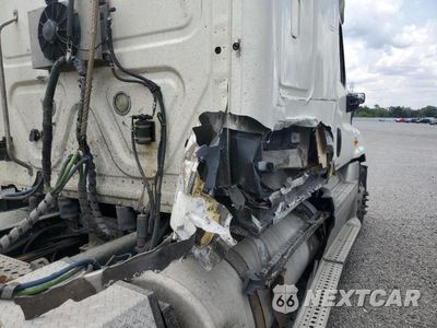 Zdjęcie 9 z 10 samochodu: 2012 FREIGHTLINER CASCADIA SEMI TRUCK VIN:1FUJGLBGXCSBR8358 - miniatura