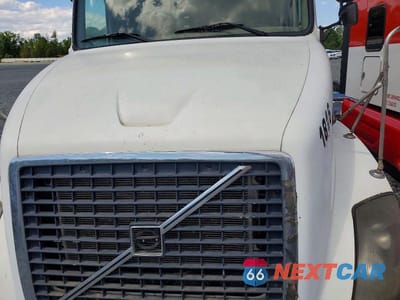 Zdjęcie 7 z 10 samochodu: 2005 VOLVO VNL SEMI TRUCK VIN:4V4NC9GH65N390260 - miniatura