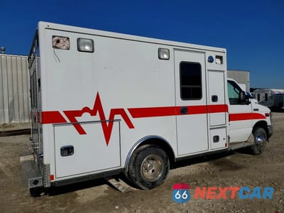 Trzecie zdjęcie samochodu z tyłu: 2021 FORD ECONOLINE E350 SD AMBULANCE VIN:1FDWE3FN5MDC18610 - miniatura