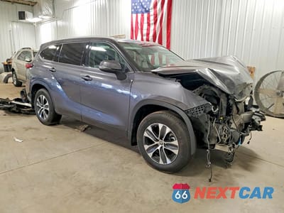 Czwarte zdjęcie samochodu z boku: 2022 TOYOTA HIGHLANDER XLE VIN:5TDHZRBHXNS177563 - miniatura
