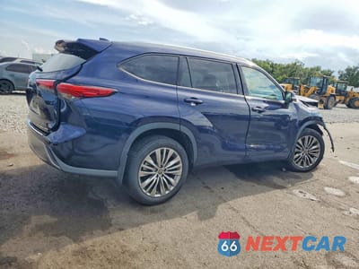 Trzecie zdjęcie samochodu z tyłu: 2022 TOYOTA HIGHLANDER PLATINUM VIN:5TDFZRBH2NS221580 - miniatura