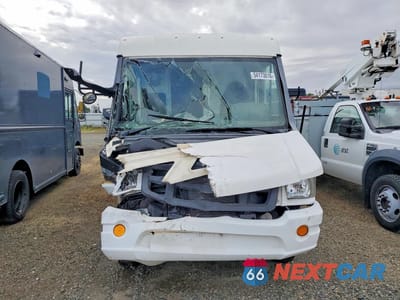 Piąte zdjęcie samochodu w środku: 2018 ISUZU NPR VIN:JALB4T178J7W00153 - miniatura