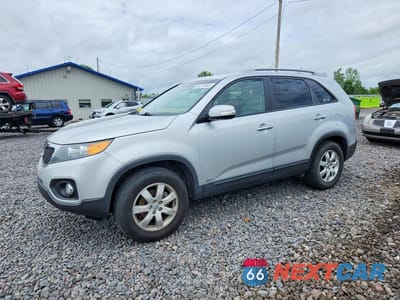 2013 KIA SORENTO LX 5XYKTCA63DG400607 - główne zdjęcie licytacji z USA - miniatura