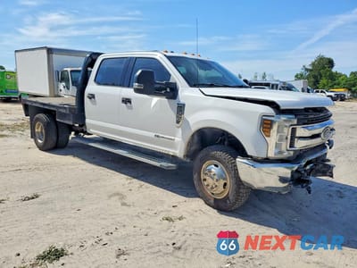 Czwarte zdjęcie samochodu z boku: 2019 FORD F350 SUPER DUTY VIN:1FT8W3DT7KEF15204 - miniatura