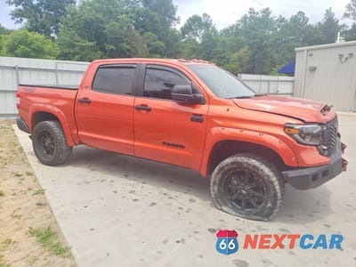 Czwarte zdjęcie samochodu z boku: 2018 TOYOTA TUNDRA CREWMAX SR5 VIN:5TFDW5F19JX747375 - miniatura