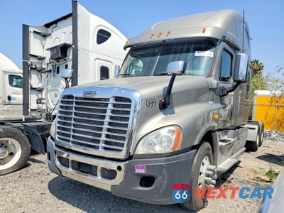 Drugie zdjęcie samochodu z przodu: 2013 FREIGHTLINER CASCADIA 125 VIN:3AKJGLDR6DSFG2138 - miniatura