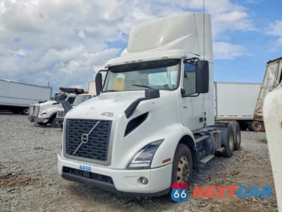 Drugie zdjęcie samochodu z przodu: 2021 VOLVO VNR SEMI TRUCK VIN:4V4WC9EH8MN277125 - miniatura