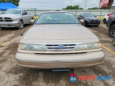 Piąte zdjęcie samochodu w środku: 1997 FORD CROWN VICTORIA LX VIN:2FALP74W0VX218356 - miniatura