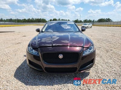 Piąte zdjęcie samochodu w środku: 2018 JAGUAR XF PRESTIGE VIN:SAJBK4FN7JCY56555 - miniatura