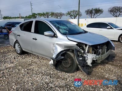 Czwarte zdjęcie samochodu z boku: 2018 NISSAN VERSA S PLUS VIN:3N1CN7AP6JL859667 - miniatura