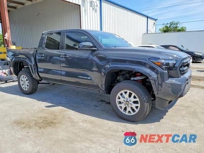 Czwarte zdjęcie samochodu z boku: 2026 TOYOTA TACOMA SR5 VIN:3TMLB5JN2TM228937 - miniatura